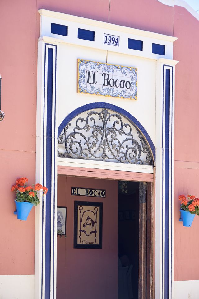 Entrada de la caseta con el azulejo «El Bocao» y el año 1994 sobre la reja