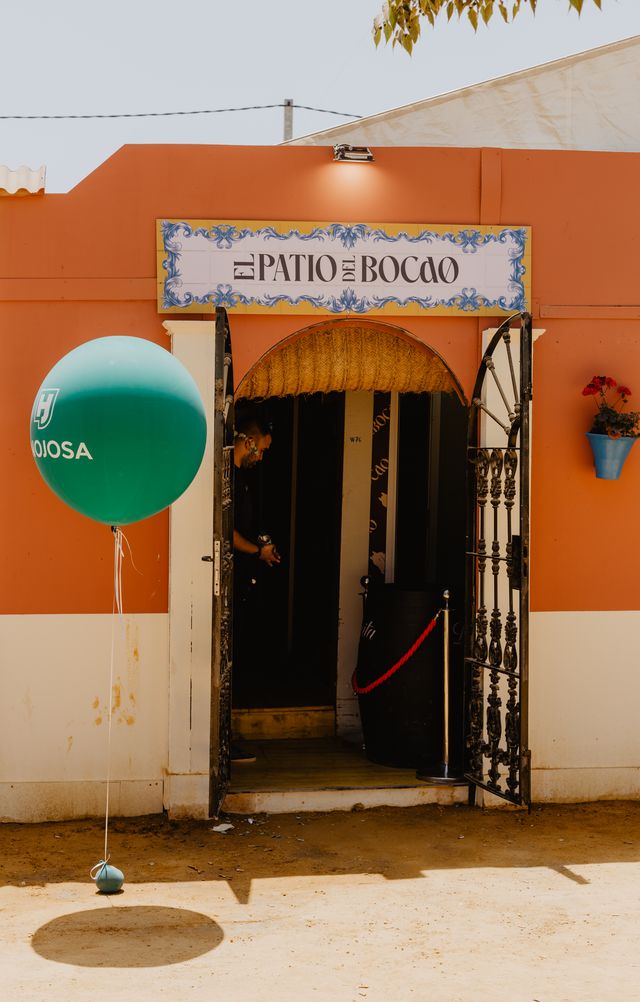 Entrada de «El Patio del Bocao» con un globo de Hinojosa, de día