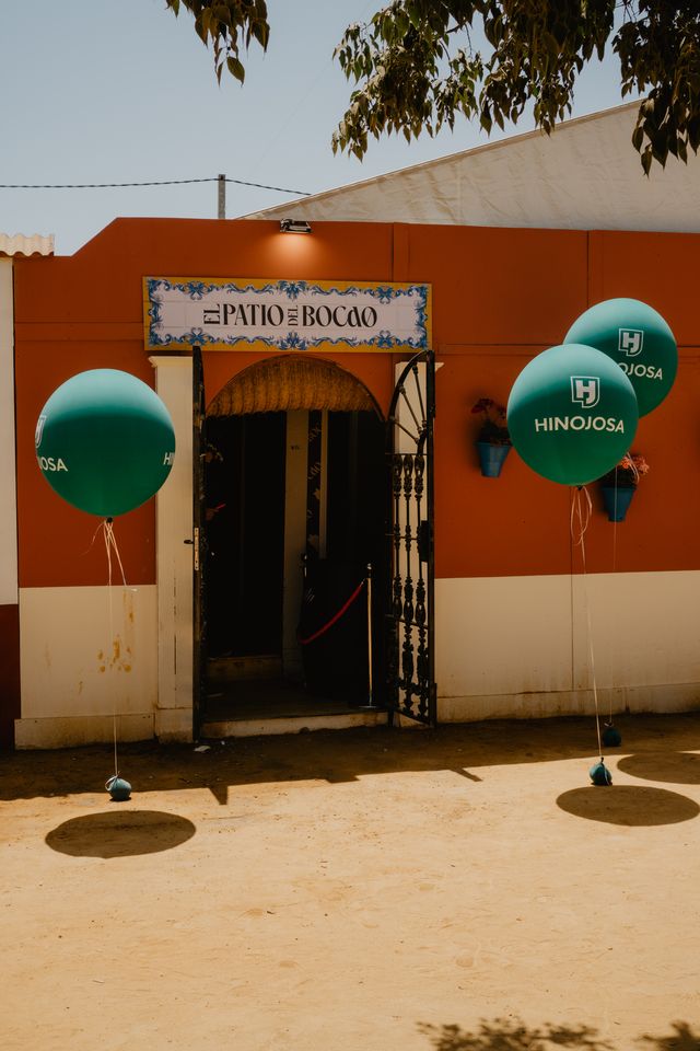 Entrada de El Patio del Bocao con globos de Hinojosa
