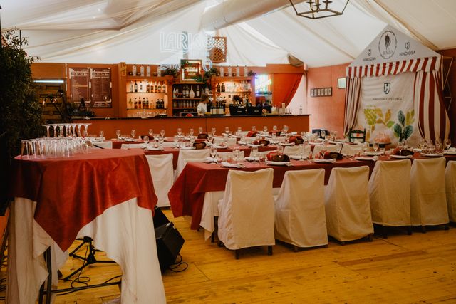 Mesas preparadas para la comida de empresa de Hinojosa en la carpa