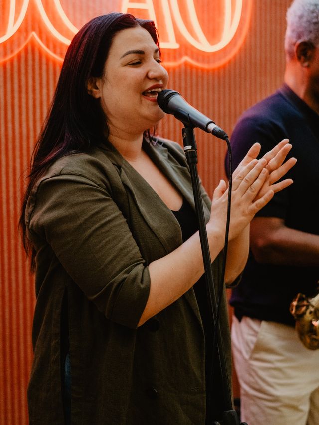 Cantante en directo en El Bocao durante la Feria 2026