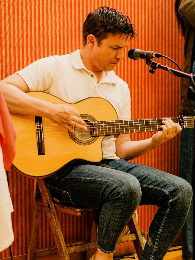 Guitarrista tocando en directo en El Bocao