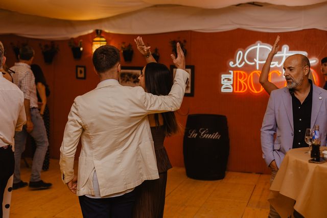 Invitados bajo el neón «El Patio del Bocao»