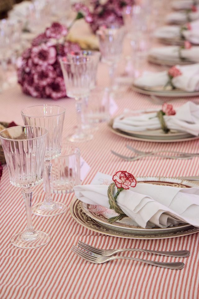 Detail of the Silbón event table: glasses, tableware and carnations