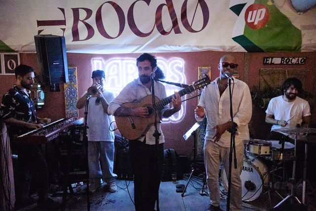 Grupo tocando en directo durante el evento de Silbón